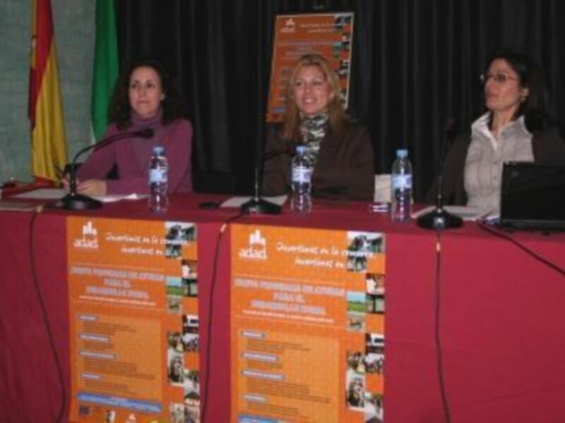 La alcaldesa señala la oportunidad de las ayudas de ADAD durante la presentación del nuevo programa de desarrollo comarcal en Carrión