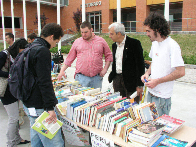 La II  Feria del Trueque de libros finaliza en la UPO con éxito de participación universitaria
