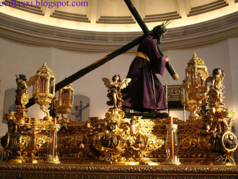 Un hombre rompe un brazo a la imagen de Jesús del Gran Poder