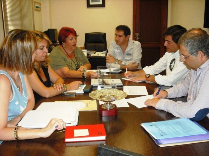 La delegación de vivienda recibe el proyecto de demolición definitivo de Camacho Baños 