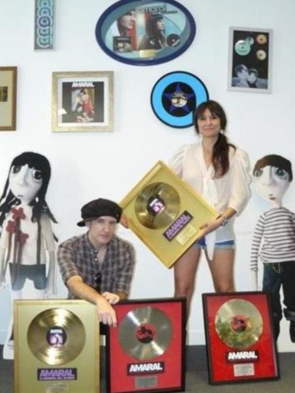 Amaral ha recibido hoy el Doble Disco de Platino por Gato Negro, Dragón Rojo y el Disco de Oro por La barrera del sonido