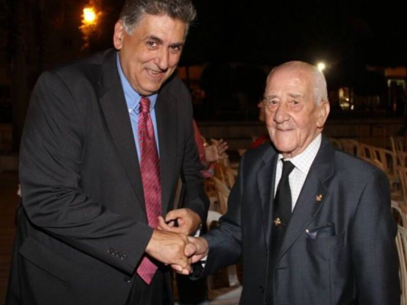 Miguel Gallardo recibe el premio a la promoción turística exterior de Chipiona, en el Día Internacional del Turismo.