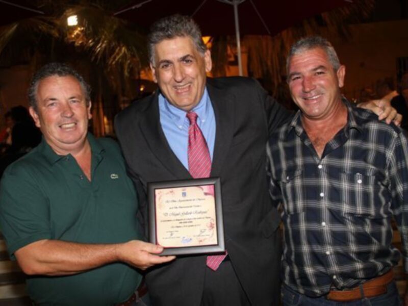 Miguel Gallardo recibe el premio a la promoción turística exterior de Chipiona, en el Día Internacional del Turismo.