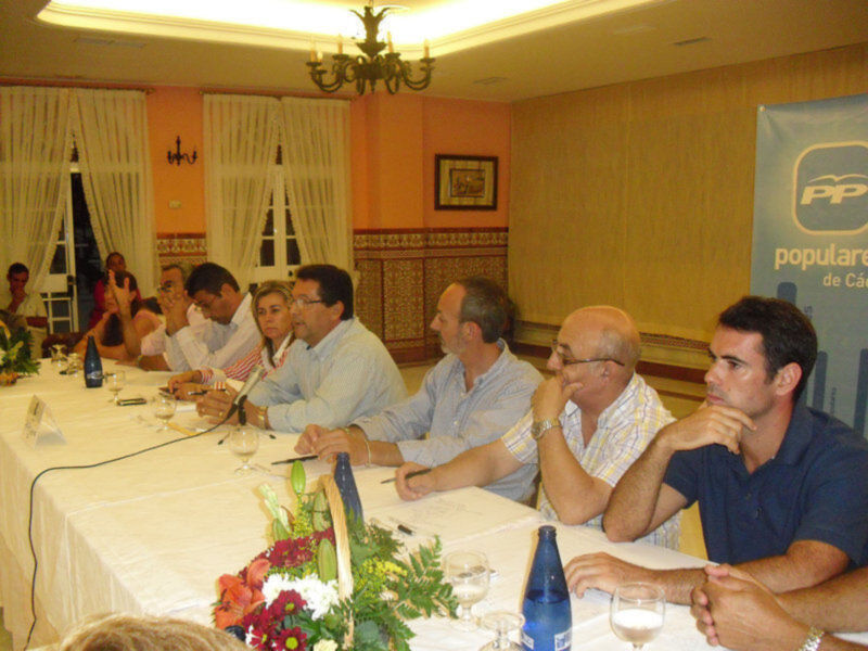 Antonio Peña analiza la situación del sector turístico y conoce las propuestas de los profesionales(Chipiona) 