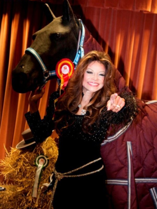 La cantante La Toya Jackson llega al SICAB para celebrar el XX aniversario del salón