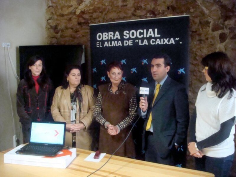 La Obra Social de La Caixa dona un ordenador al Ateneo cultural