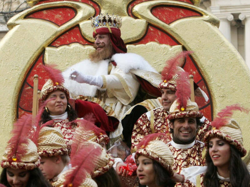 Cayetano Martínez de Irujo encarnó al rey Gaspar en Sevilla ante la mirada de su madre y su hermana Eugenia