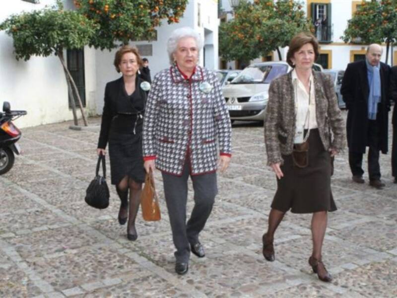 Rafael Medina con su mujer y su hermano Luis asisten a la misa funeral por su tío Luis en el palacio de Pilatos de Sevilla