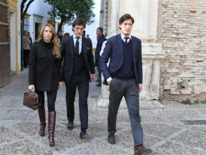 Rafael Medina con su mujer y su hermano Luis asisten a la misa funeral por su tío Luis en el palacio de Pilatos de Sevilla