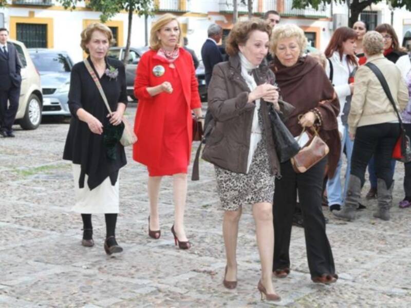 Rafael Medina con su mujer y su hermano Luis asisten a la misa funeral por su tío Luis en el palacio de Pilatos de Sevilla