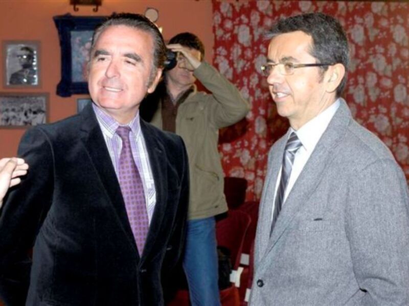 Ortega cano presenta en Yerbabuena el nuevo concurso de Canal Sur TV que enseña a torear a los famosos.
