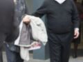 Silvio Berlusconi y su esposa, Veronica Lario, caminan por la calle con una bolsa de compras.