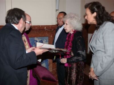 Curro Romero, primera salida pública tras salir del hospital para hacerse hermano del cachorro junto a Carmen Tello y Cayetana de Alba