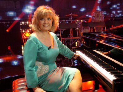 Canal Sur estrena el lunes 25 Nacidas para cantar, un concurso musical presentado por María Teresa Campos y Rocío Carrasco  