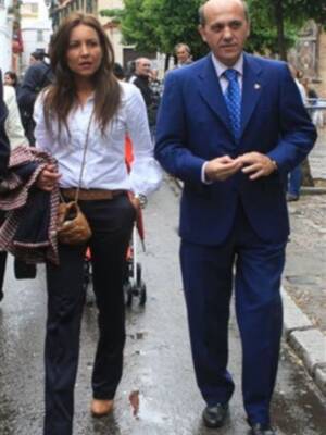 José María del Nido y Laura Marcos disfrutaron de la semana santa sevillana junto a sus hijos menores