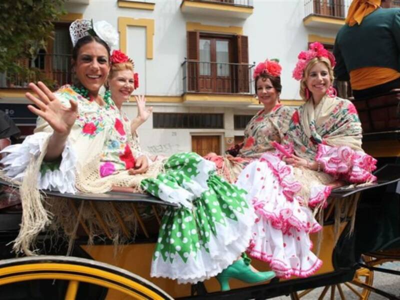 La Duquesa de Alba, con mantilla, madrina de la exhibición de enganches  