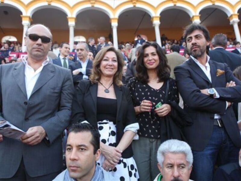 Ana Rosa Quintana de lunares en los toros junto a su marido Juan Muñoz