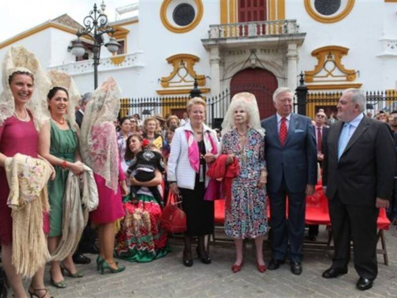 La Duquesa de Alba, con mantilla, madrina de la exhibición de enganches  