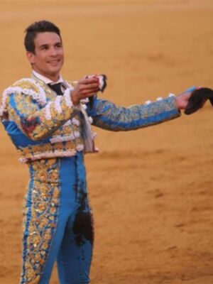 La Duquesa de Alba, Alfonso Diez y Naty Abascal acuden a felicitar a Manzanares