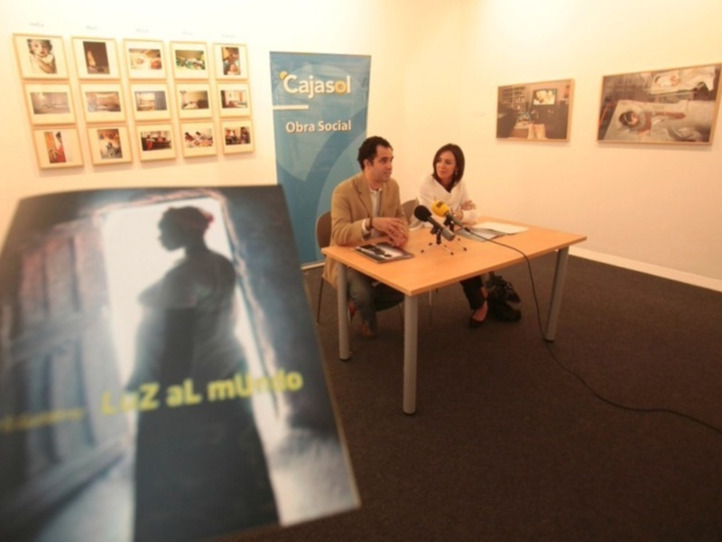Cajasol acoge Luz al mundo, una mirada a las vivencias familiares durante el periodo de gestación, en cinco puntos del planeta