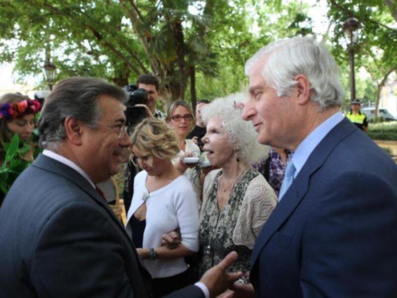 La duquesa de Alba inaugura su estatua en Sevilla rodeada de todos sus hijos menos Jacobo