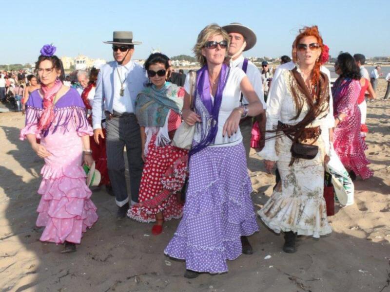 Fran Rivera y Simoneta Gómez Acebo en  el camino del rocío   