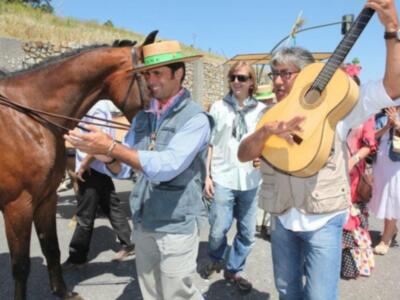 Fran Rivera y Simoneta Gómez Acebo en  el camino del rocío   