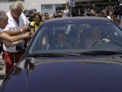 Ortega Cano dado de alta mucho más delgado, pelo corto canoso, agradecido y con un rosario 