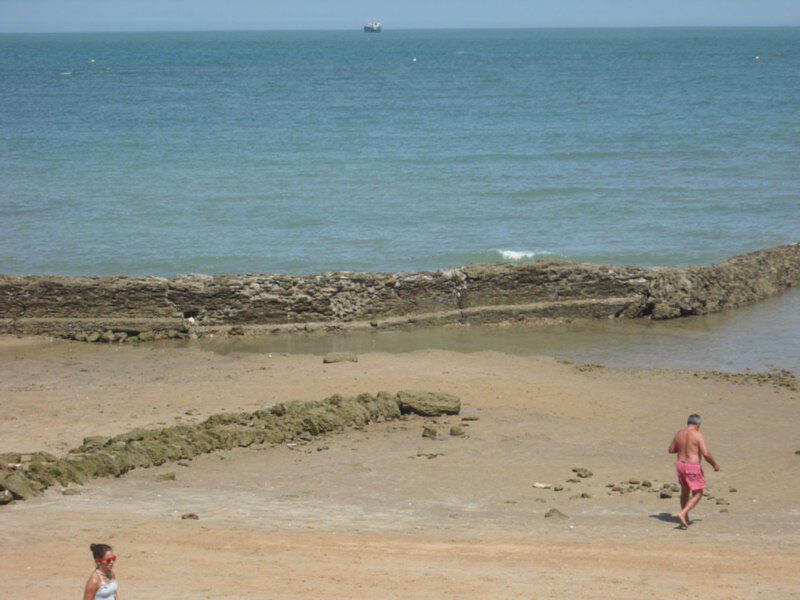 El concejal de Playas visita las obras de adecuación de la rampa de la playa Cruz del Mar(Chipiona)