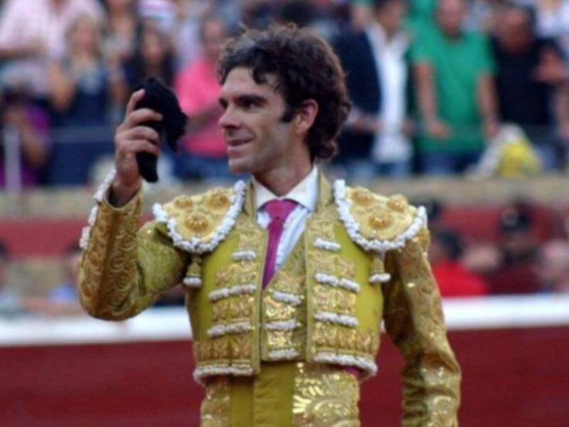 Susto y voltereta de José Tomás que sufrió una cogida en Huelva sin consecuencias