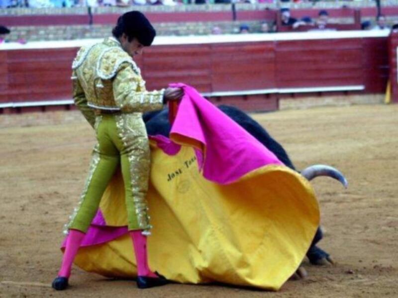 Susto y voltereta de José Tomás que sufrió una cogida en Huelva sin consecuencias