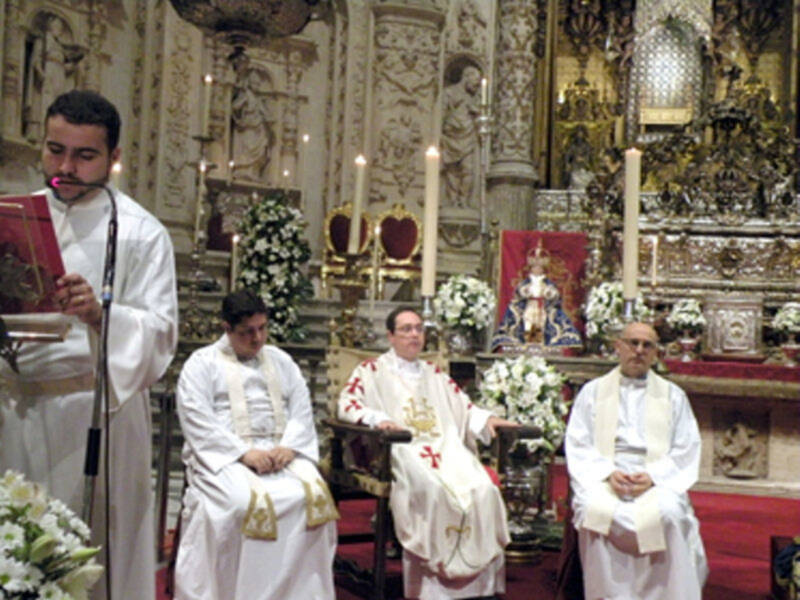 Sevilla se rinde a sus pies. (Reina de los Reyes)