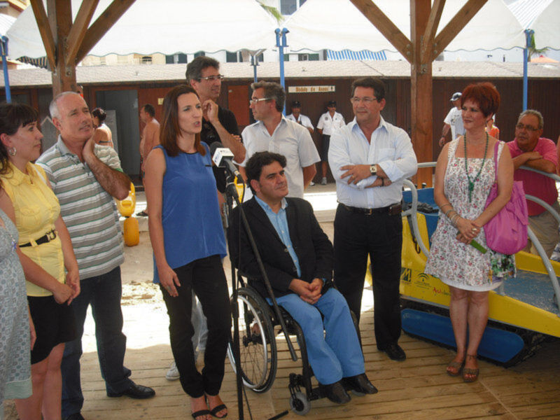 El director general de Personas con Discapacidad conoce la marcha del programa de baños de las playas de Chipiona