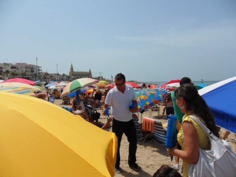 El delegado de Playas reparte ceniceros ecológicos en la Playa de Regla para concienciar a los usuarios 