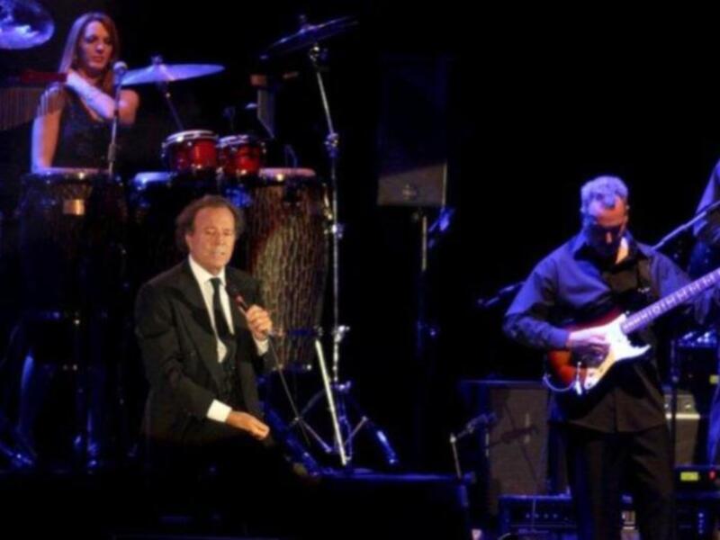 Julio Benítez el cordobés asistió a ver el concierto de su padrino julio iglesias en Lucena
