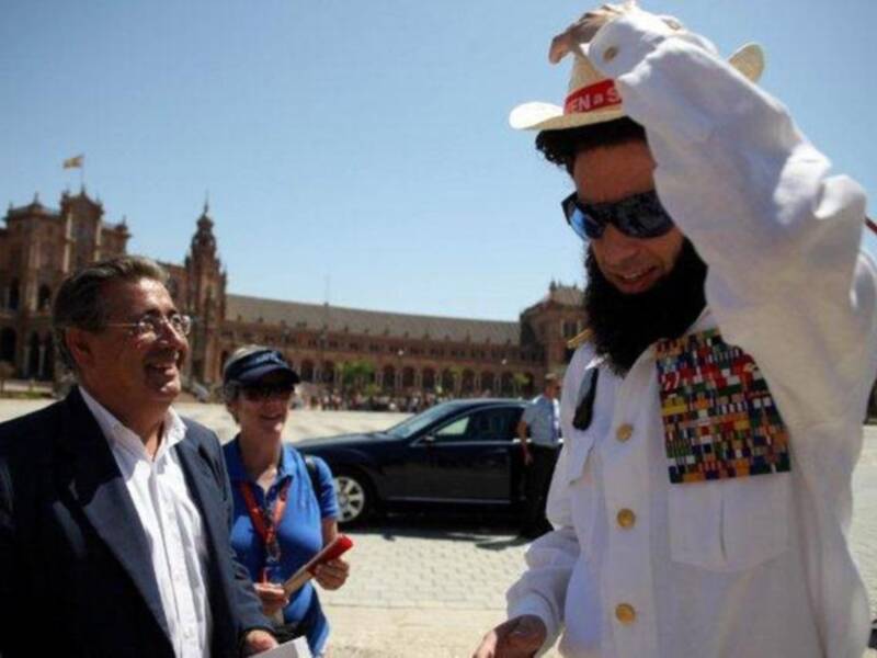 Sacha Baron Cohen rueda EL DICTADOR en la Plaza de España de Sevilla  