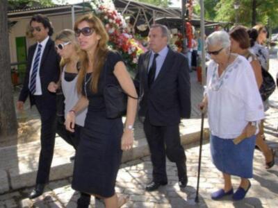 Litri, Carolina Herrera, Curro Romero, Carmen Tello acompañan a Julio Aparicio en el entierro de su madre la bailaora Maleni Loreto en Sevilla