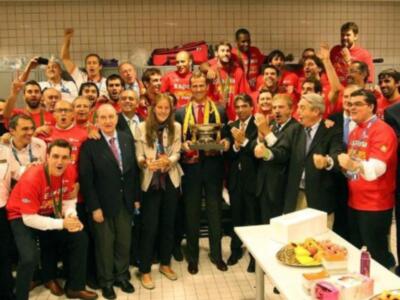 El príncipe Felipe felicita a la selección española de baloncesto en el vestuario tras quedar campeones de Europa por segunda vez consecutiva