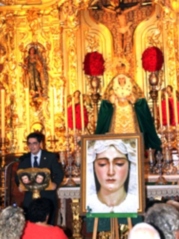 La Antigua Hermandad de la Vera-cruz de Alcalá del Río, presento el cartel del XL Aniversario de la Coronación Canónica de la Stma. Virgen de las Angustias Coronada de Alcalá del Río.