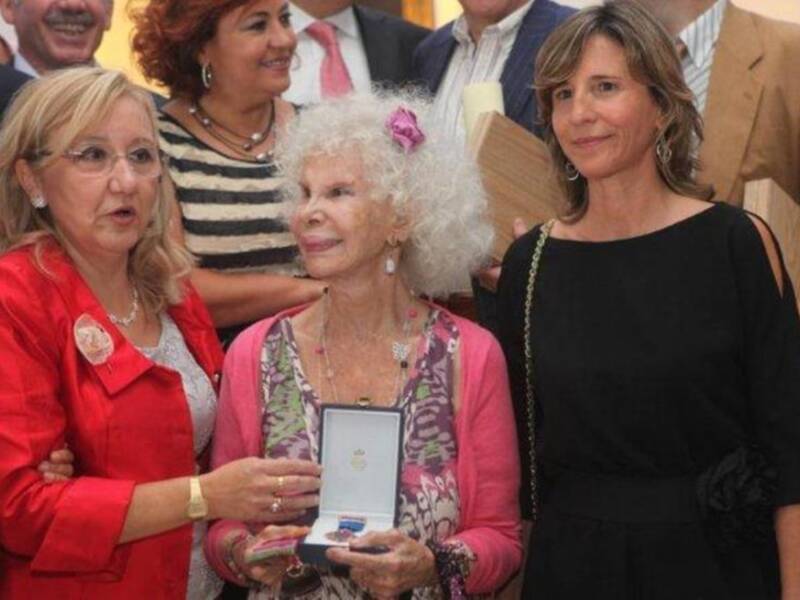 La Duquesa de Alba adelanta su llegada a Sevilla para recoger la medalla de bronce a nuevo futuro