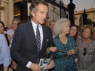 La Duquesa de Alba por primera vez en Sevilla con Alfonso Diez tras dar la noticia de su boda