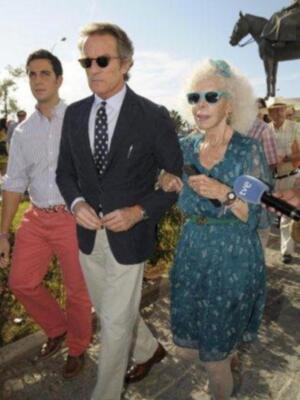 La Duquesa de Alba por primera vez en Sevilla con Alfonso Diez tras dar la noticia de su boda