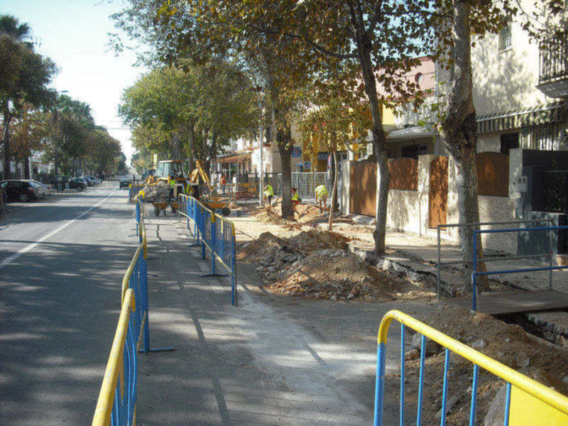 Diputación invierte 377.000 euros en la mejora de acerado y canalizaciones de la Avenida de Sevilla(Chipiona) 