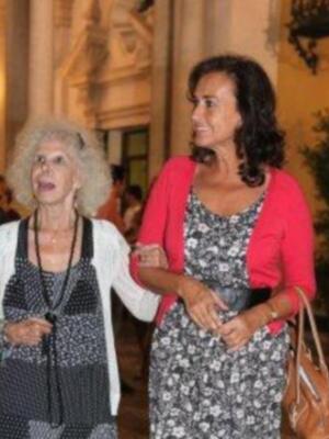 Duquesa de Alba y Carmen Tello en la misa del funeral de la madre de Julio Aparicio