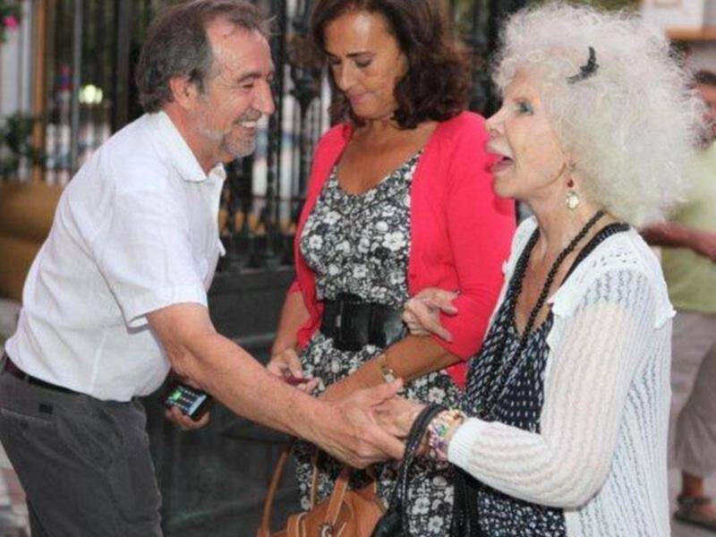 Duquesa de Alba y Carmen Tello en la misa del funeral de la madre de Julio Aparicio