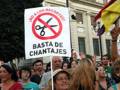 Manifestación contra recortes y chantajes, con pancarta "¡No a los recortes! Basta de chantajes".