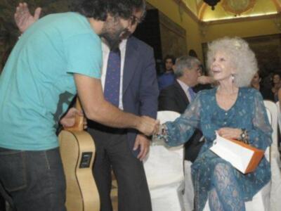 La duquesa de Alba asiste a su primera acto público tras su boda acompañada de Carmen Tello