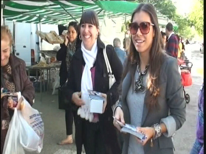 El PP reparte propaganda electoral en el mercadillo de Chipiona