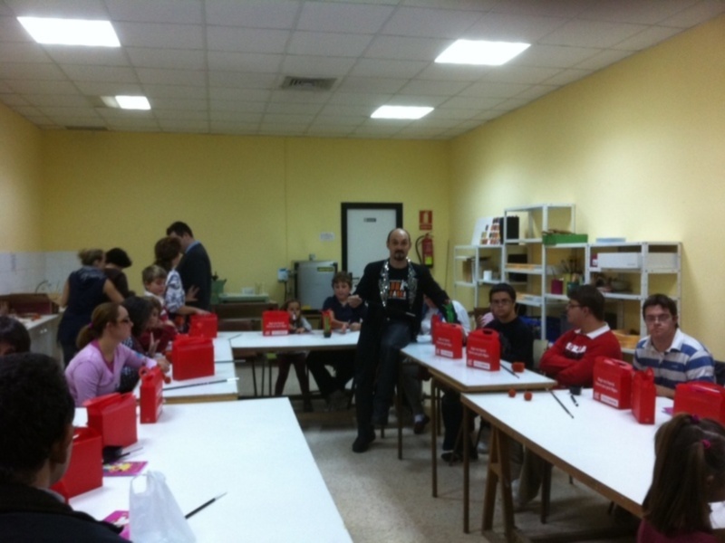 La fundación abracadabra llena Sevilla de magia e ilusión con los talleres para gente mágica, patrocinados por la fundación MAPFRE