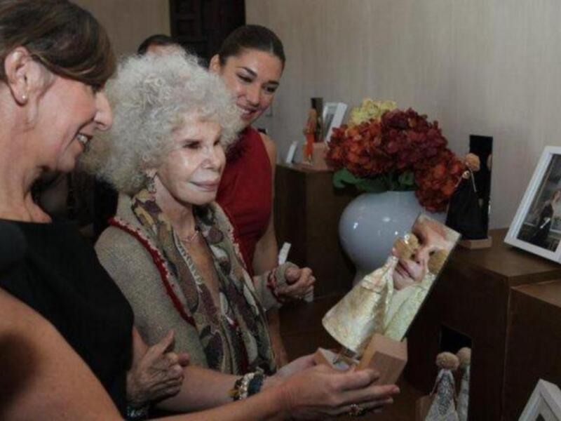 La duquesa de alba inaugura una exposición sobre moda con los trajes que ha lucido a lo largo de su vida